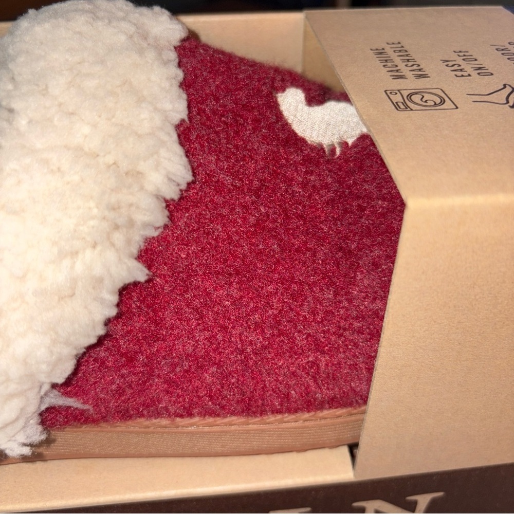 Lincoln Outfitters Red Memory Foam Slippers - Picture 2 of 7